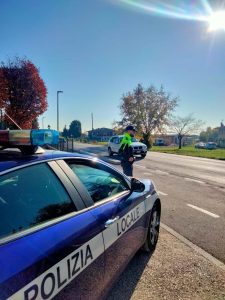 Ciclista urtato da un autocarro viene sbalzato nel campo