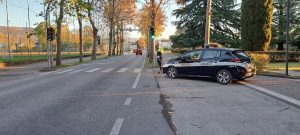 Tamponamento a catena, uno si dà alla fuga ma la sua targa si "stampa" sul paraurti