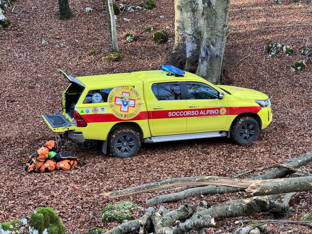 Cade mentre fa legna nel bosco, 41enne si frattura una gamba