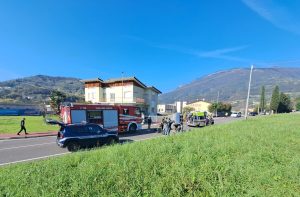 Urta un’auto e finisce la corsa nel giardino di un’abitazione
