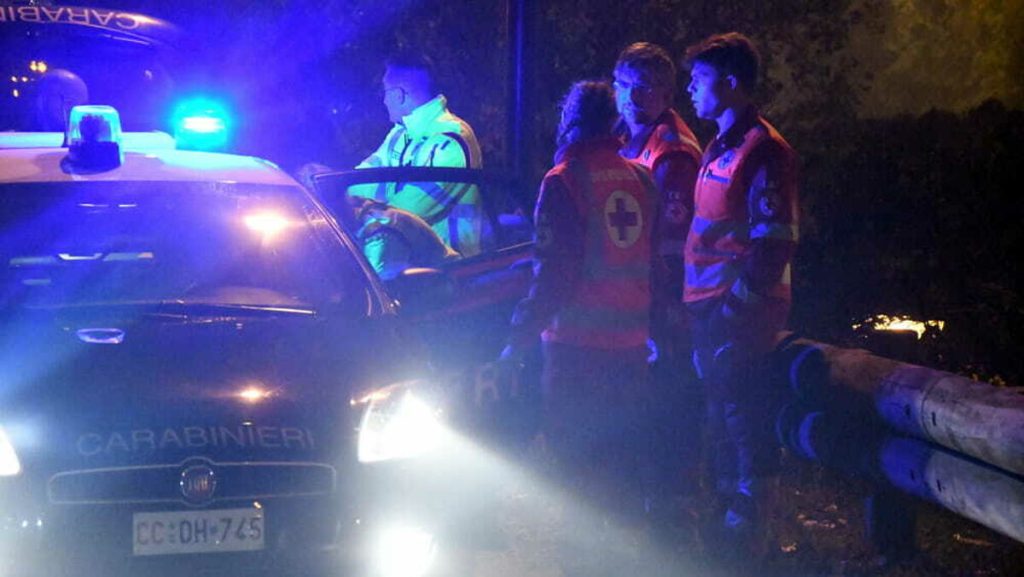Sfuggono all'Alt dei carabinieri, investono un pedone e si schiantano contro un albero