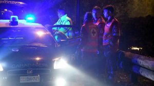 Sfuggono all'Alt dei carabinieri, investono un pedone e si schiantano contro un albero