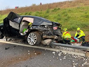 Auto tamponata, decolla e finisce sopra il guard rail. Ferita una donna