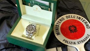 Pagano un Rolex con banconote false, scoperti dalla polizia