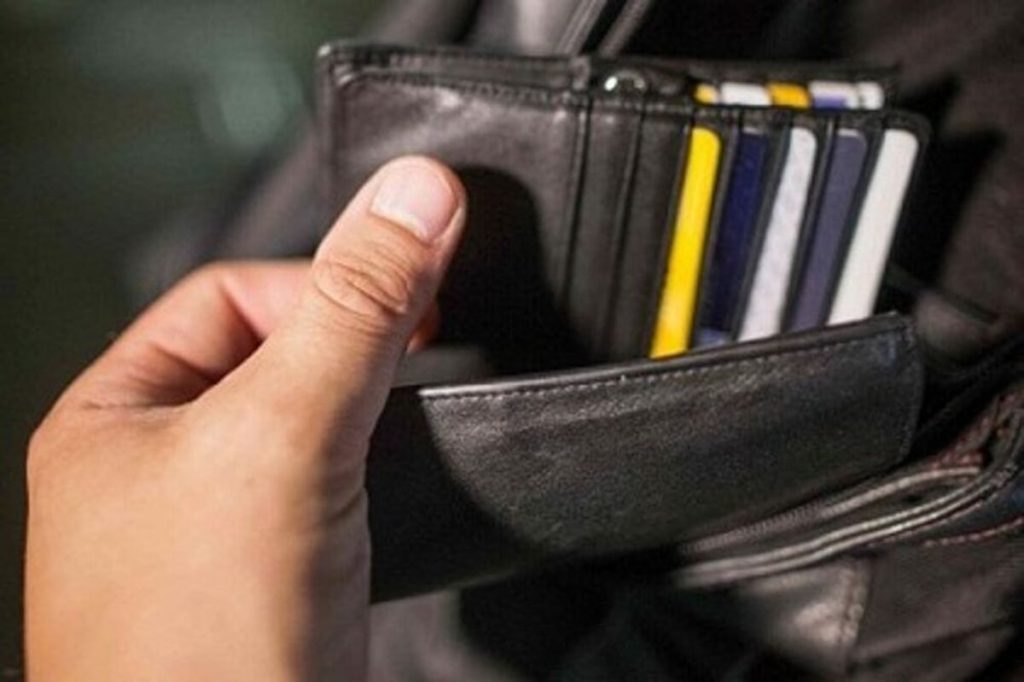 Trovano un portafoglio smarrito e utilizzano il bancomat per gli acquisti, denunciati dalla polizia locale