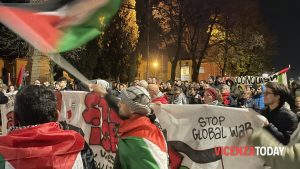 In trecento sfilano contro Israele, Usa e governo italiano