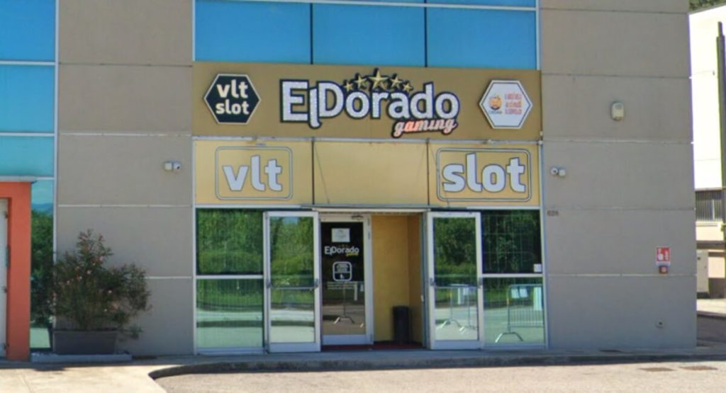 Rapina alla sala slot, banditi armati di coltello in azione