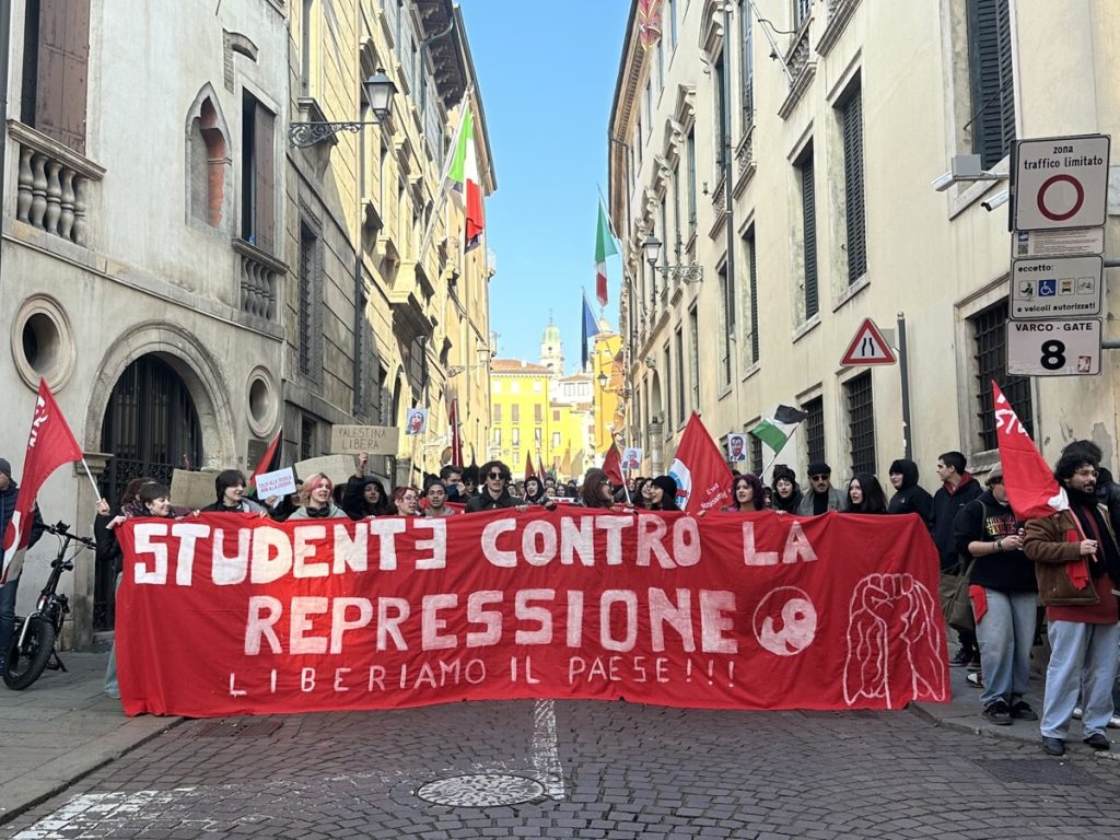 Volantinaggio di Azione studentesca “bloccati” dai docenti, la risposta della Rete degli Studenti Medi
