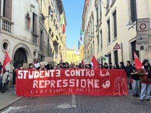 Volantinaggio di Azione studentesca “bloccati” dai docenti, la risposta della Rete degli Studenti Medi