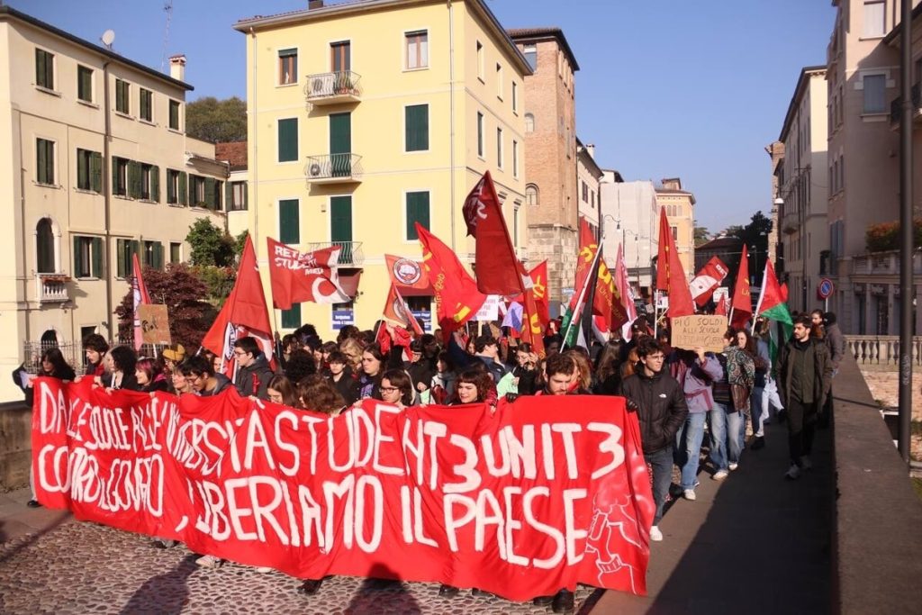 La protesta degli studenti contro il governo Meloni: "Investono in armi anziché nell'istruzione"