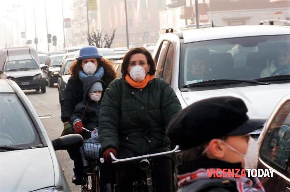 Smog, mezzo Veneto sopra i limiti: «Non c'è salute se l'aria è malata»