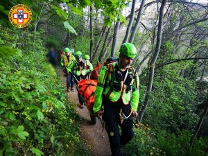 Stroncato da un malore nel bosco, 86enne trovato senza vita dal Soccorso alpino
