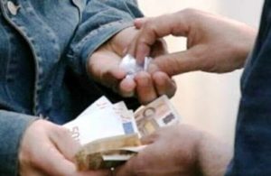 Spaccio "condominiale", denunciati due pusher