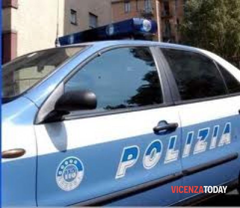 Appostato davanti alla scuola con coca e fumo, Daspo urbano a un 19enne