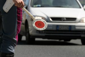 Fermato al posto di blocco con la coca in auto, denunciato 33enne
