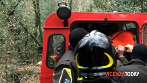 Perde il controllo dell'auto e finisce in una scarpata, ferito un anziano