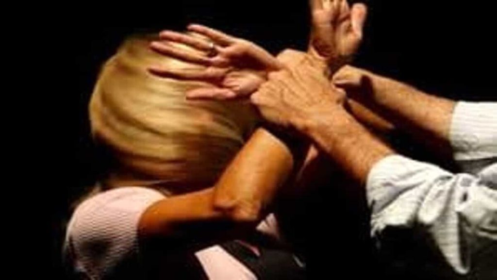 Maltrattamenti su moglie e figli e violazione dell'allontamento dalla casa familiare: arrestato