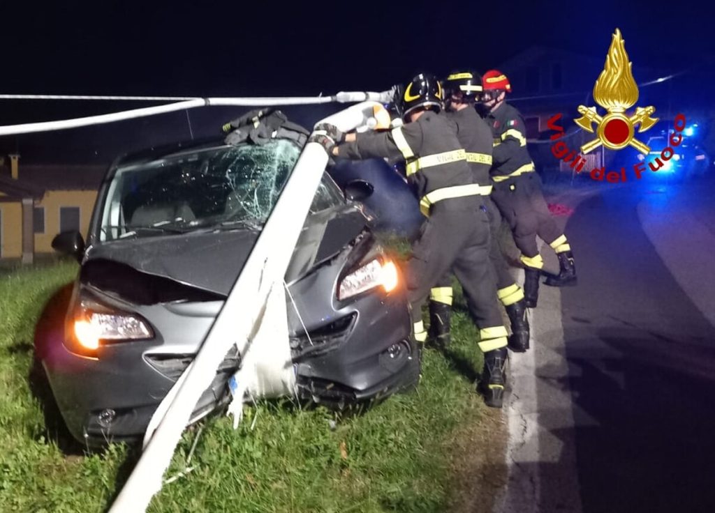 Auto esce di strada e abbatte un palo della Telecom