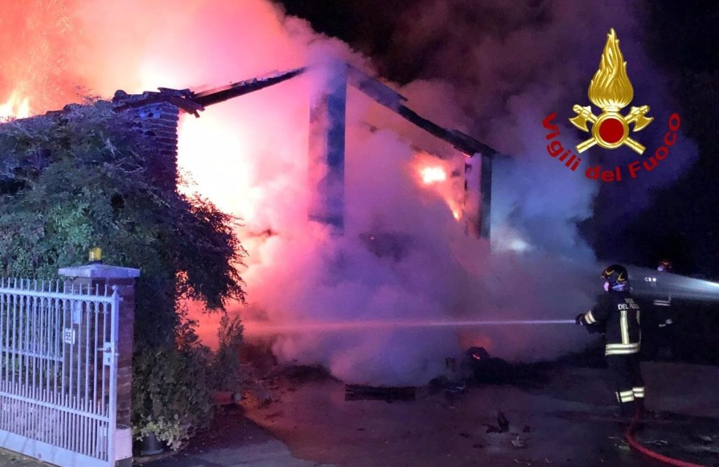 Incendio di un fienile, a fuoco oltre 100 rotoballe