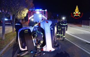 Perde il controllo dell'auto che finisce rovesciata, ferite le due passeggere 
