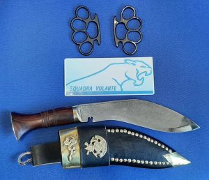 Esercizi di "Tai Chi" per strada con coltello e tirapugni, denunciato un 65enne 