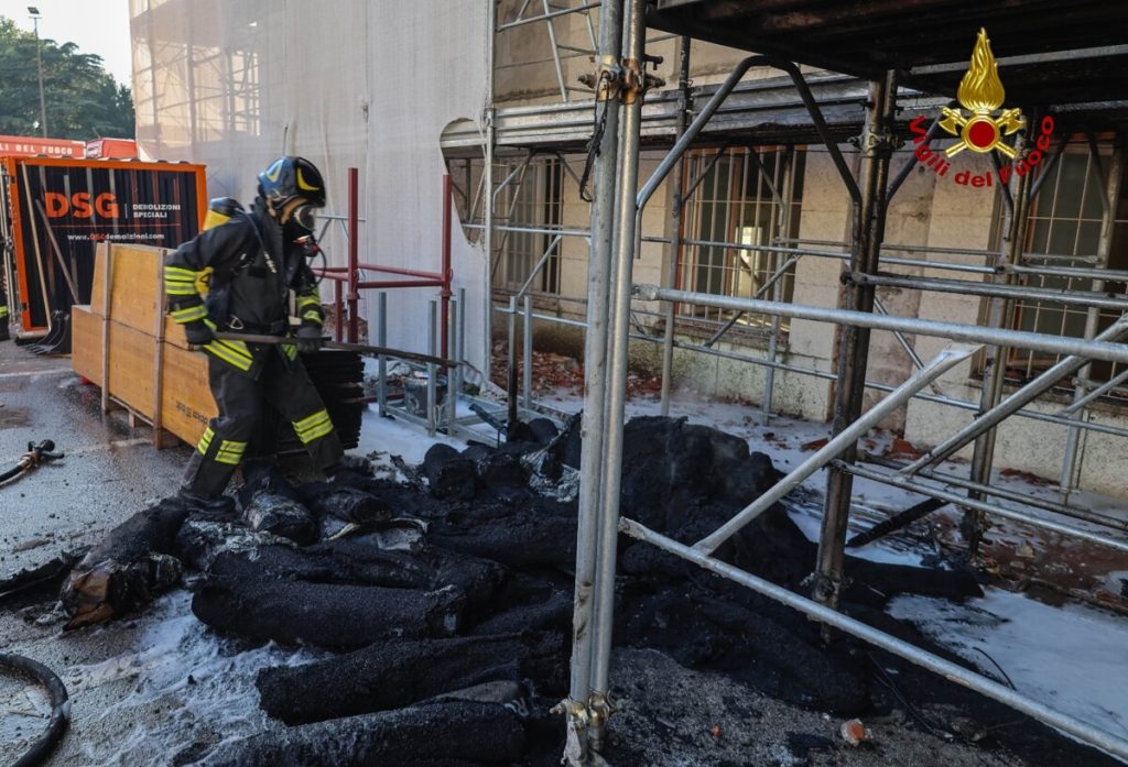 In fiamme la rete di protezione di un cantiere, evacuata la scuola adiacente
