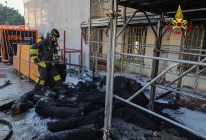 In fiamme la rete di protezione di un cantiere, evacuata la scuola adiacente