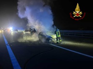 Schianto tra due auto in A4, una prende fuoco: tre feriti