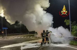 L'auto prende fuoco dopo lo schianto, conducente miracolata