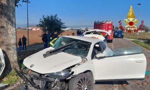 Schianto frontale tra due auto, un morto e un ferito gravissimo