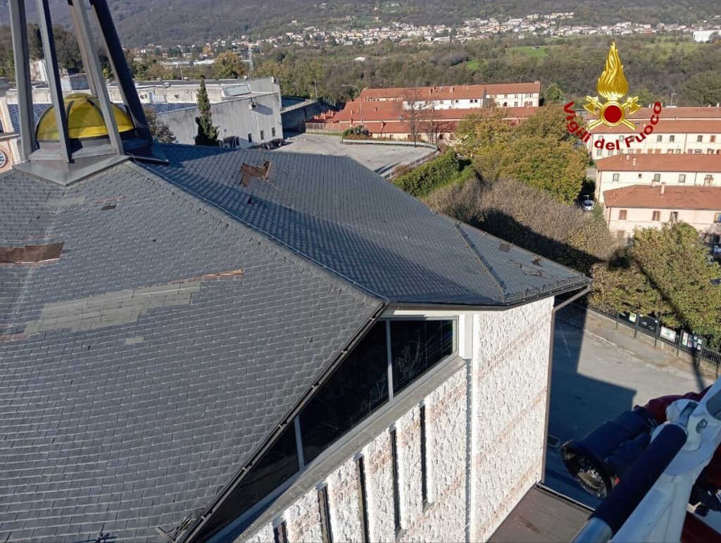 Cadono dei pannelli dal tetto della chiesa