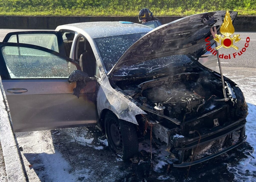 Auto in fiamme, la conducente scende appena in tempo