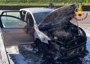 Auto in fiamme, la conducente scende appena in tempo