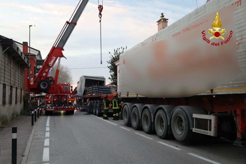 Brusca frenata per evitare un'auto in manovra: il carico sfonda la cabina del camion