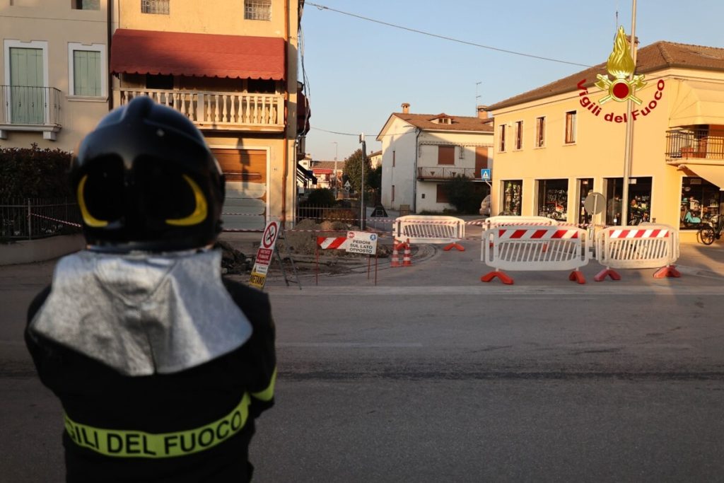 Talpa danneggia tubo del gas, dell'acqua e una condotta elettrica