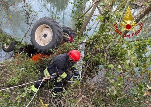 Trattore si rovescia durante lo sfalcio dell'erba: agricoltore rischia di cadere nel Bacchiglione