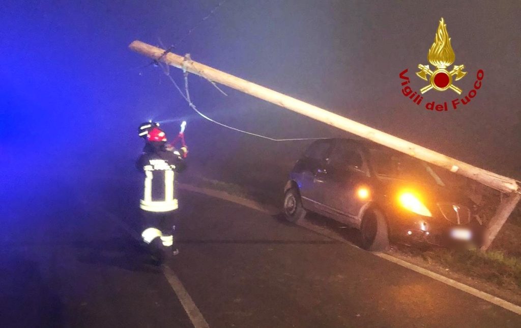 Auto esce di strada e abbatte un palo del telefono: strada bloccata