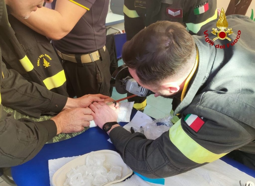 Anello incastrato al dito di un adolescente, intervengono i vigili del fuoco