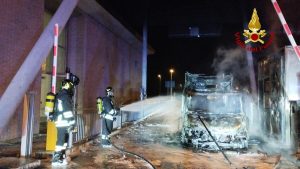 Il camper va a fuoco, attimi di paura per un'intera famiglia