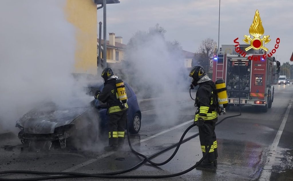 Schianto tra auto, una prende fuoco: miracolosamente illesi i conducenti