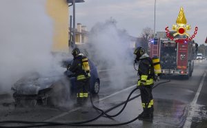 Schianto tra auto, una prende fuoco: miracolosamente illesi i conducenti