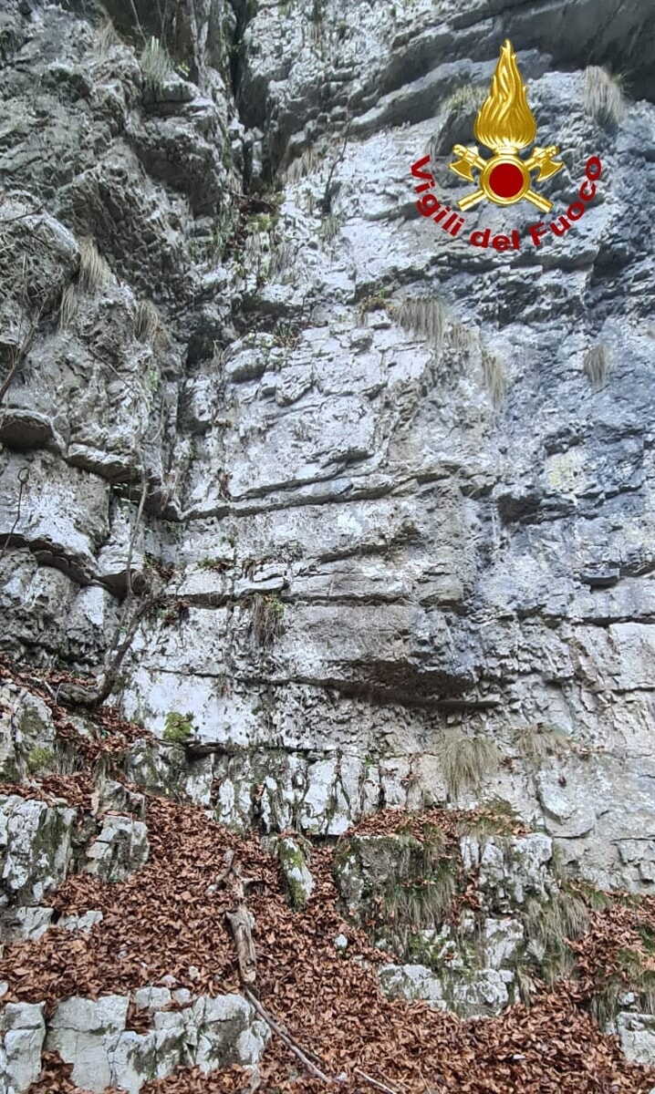 Tragedia in montagna, escursionista scivola in un precipizio e muore