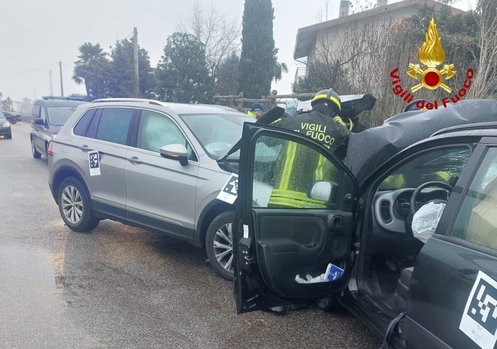 Schianto tra auto lungo la Sp8: tre feriti