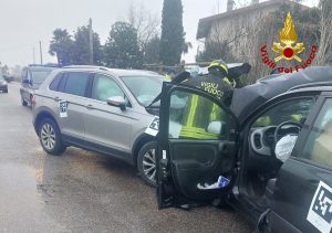 Schianto tra auto lungo la Sp8: tre feriti