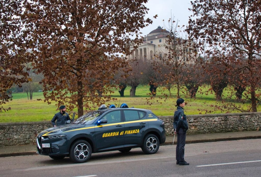 Un minorenne denunciato per spaccio, un autista ubriaco fermato dopo un inseguimento e maxi multe per slot fuori norma