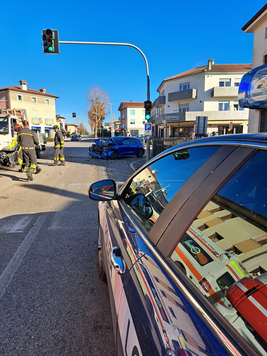 Scontro frontale tra auto e autocarro, traffico bloccato per ore