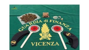 Fermati in auto dalla guardia di finanza, una denuncia per spaccio e patente ritirata