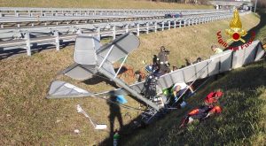 Anomalia dopo il decollo, ultraleggero precipita: ferito il pilota