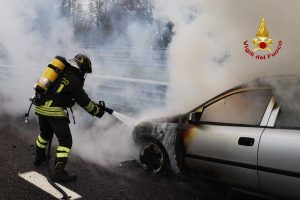 Auto in fiamme in autostrada, finisce completamente carbonizzata (VIDEO)