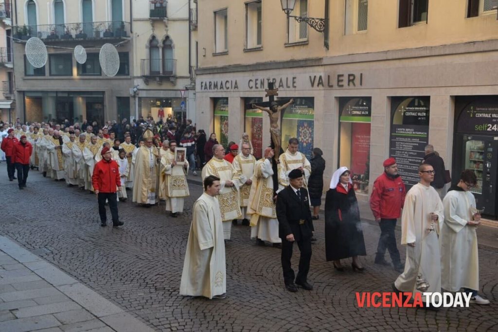 Apertura del Giubileo a Vicenza, lunga processione in centro